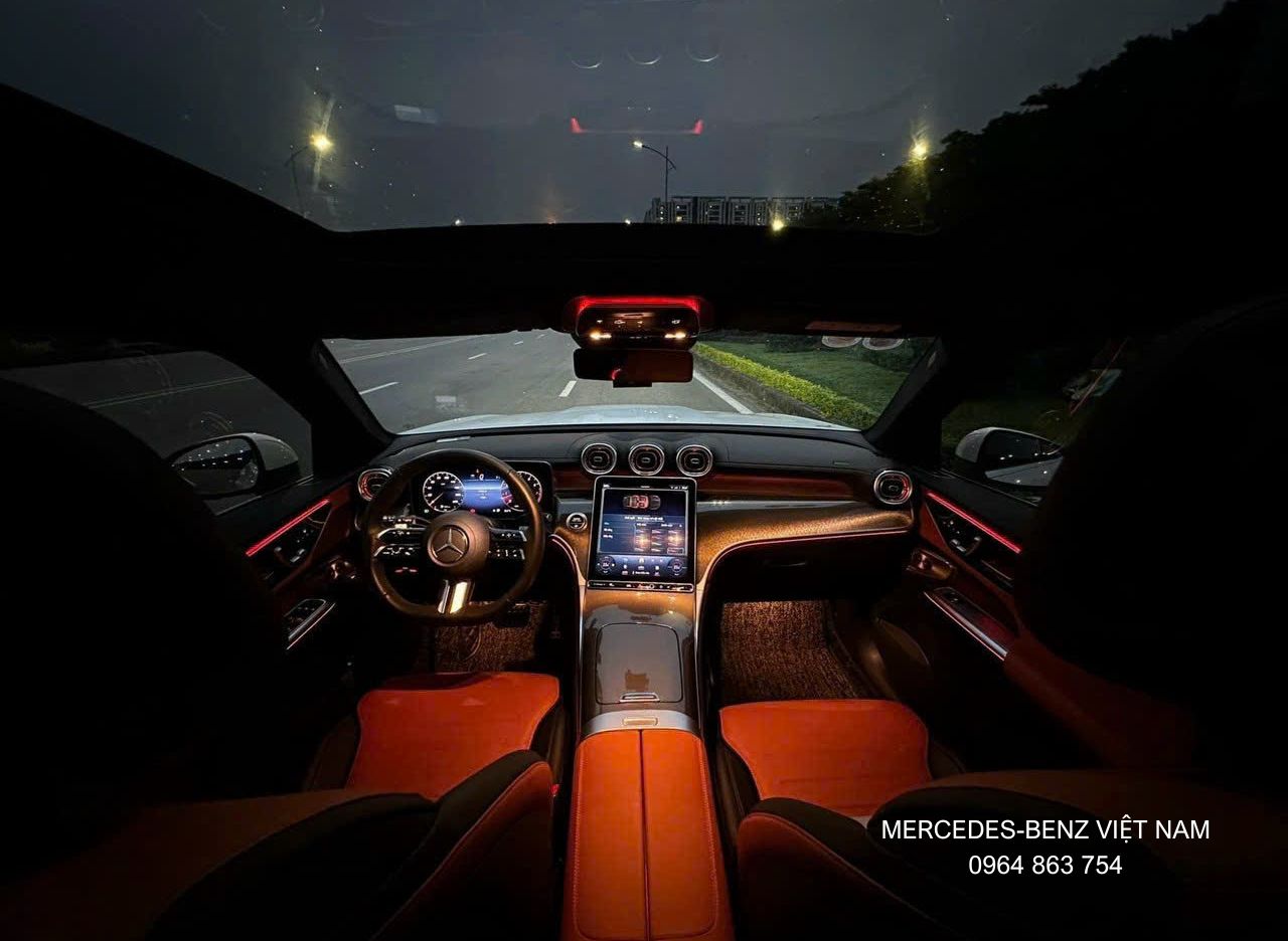 Khoang lái Mercedes GLC 300