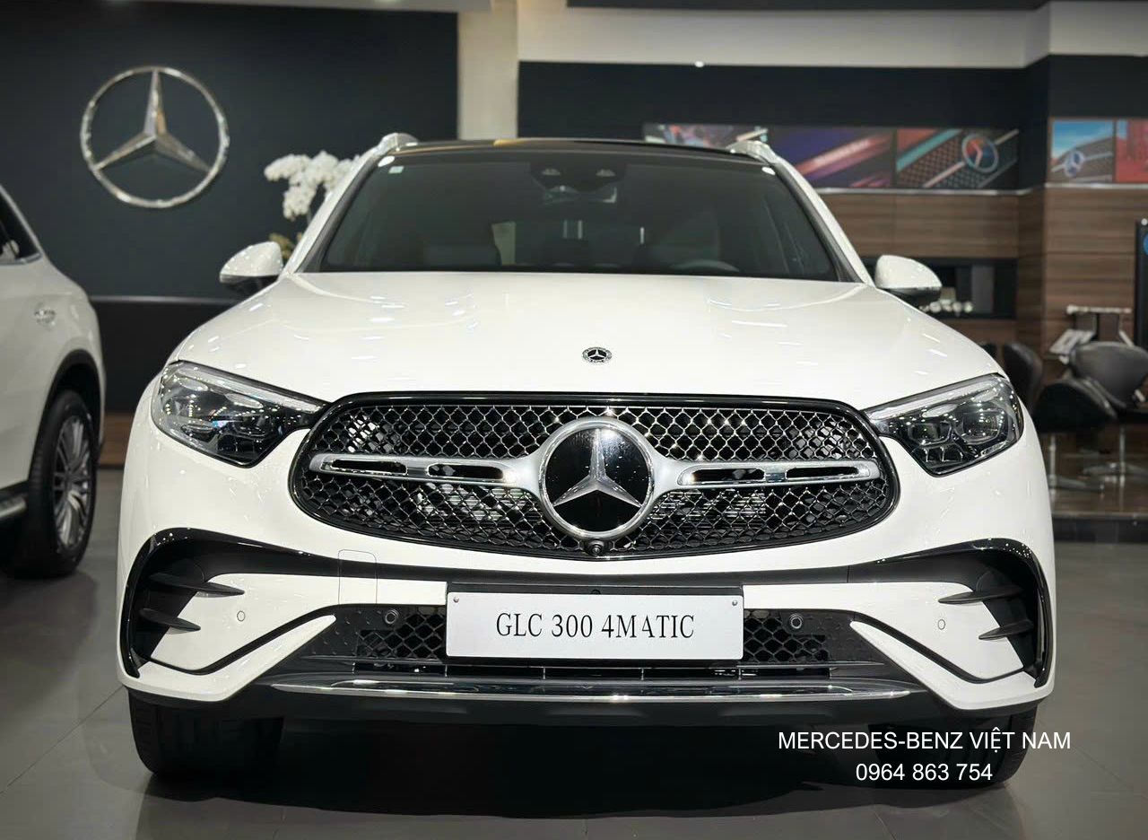 Mercedes GLC 300 lăn bánh tại Hồ Chí Minh