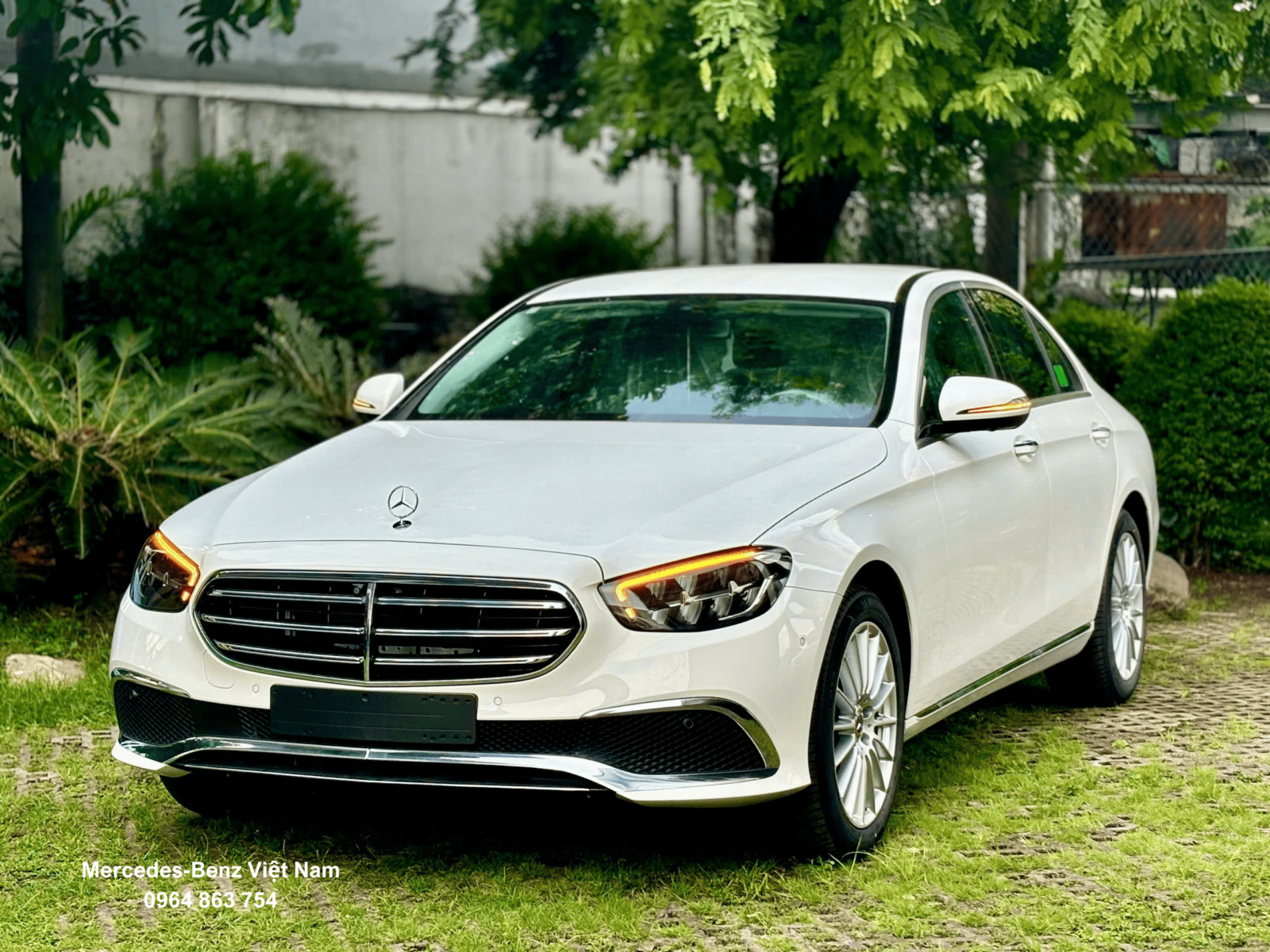 Giá xe Mercedes E-Class chỉ từ 2 tỷ 090